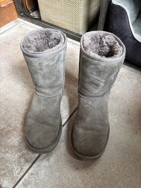 UGG Short Shearling Boots in Gray